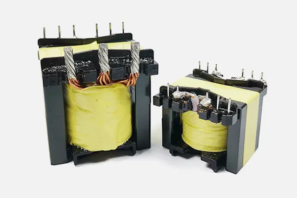 Qual é a conexão entre o núcleo do transformador de alta frequência e o transformador?